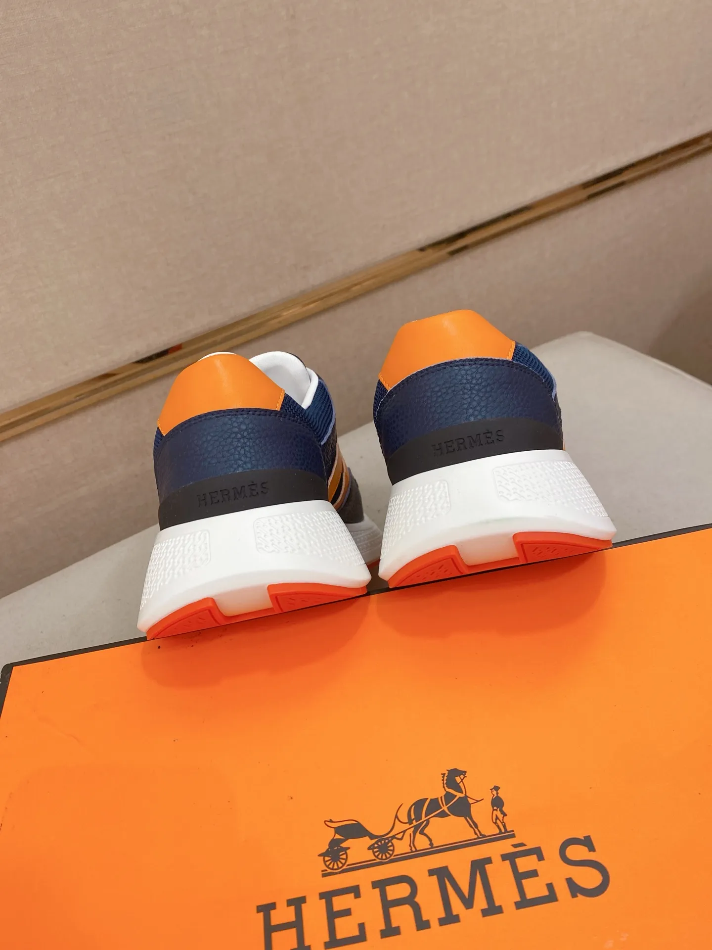 Factory price: 560💰《HERMES》【Classic Original Version】Hermès; Top 🔝 Purchasing Agency 🔍🔍Men's latest 🇺🇸 counters are on sale simultaneously, imported from Italy original ▲▲cowhide ▲▲ (high-end, nobility, class) ) Exquisite workmanship (Italian 🇮🇹 imported water-dyed 🐂 cowhide lining) sole: original sole provided by the original factory, ⚠️exclusive double-layer activity·TPR·rubber·combined molded outsole; super comfortable·wear-resistant·non-slip·environmental protection The real thing is more beautiful if you take the real thing (high quality, follow the order). You can enter and exit the counter at will * Number of yards: 38-44 (45 can be customized and cannot be returned or exchanged)